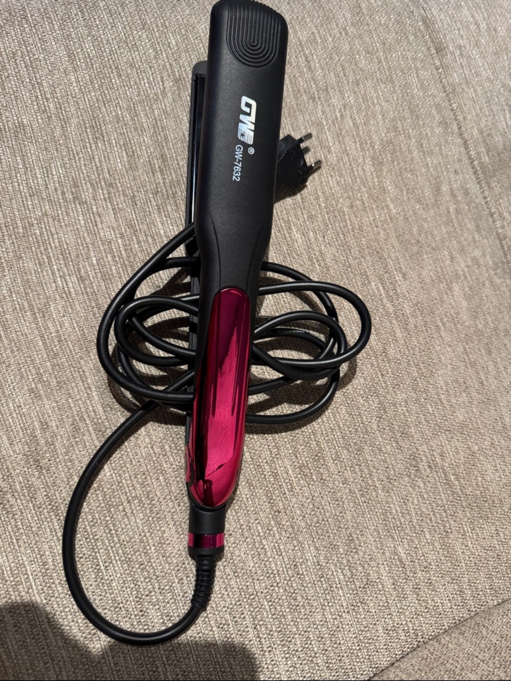 GWD GN-7682 Pink and Black Hair Straightener